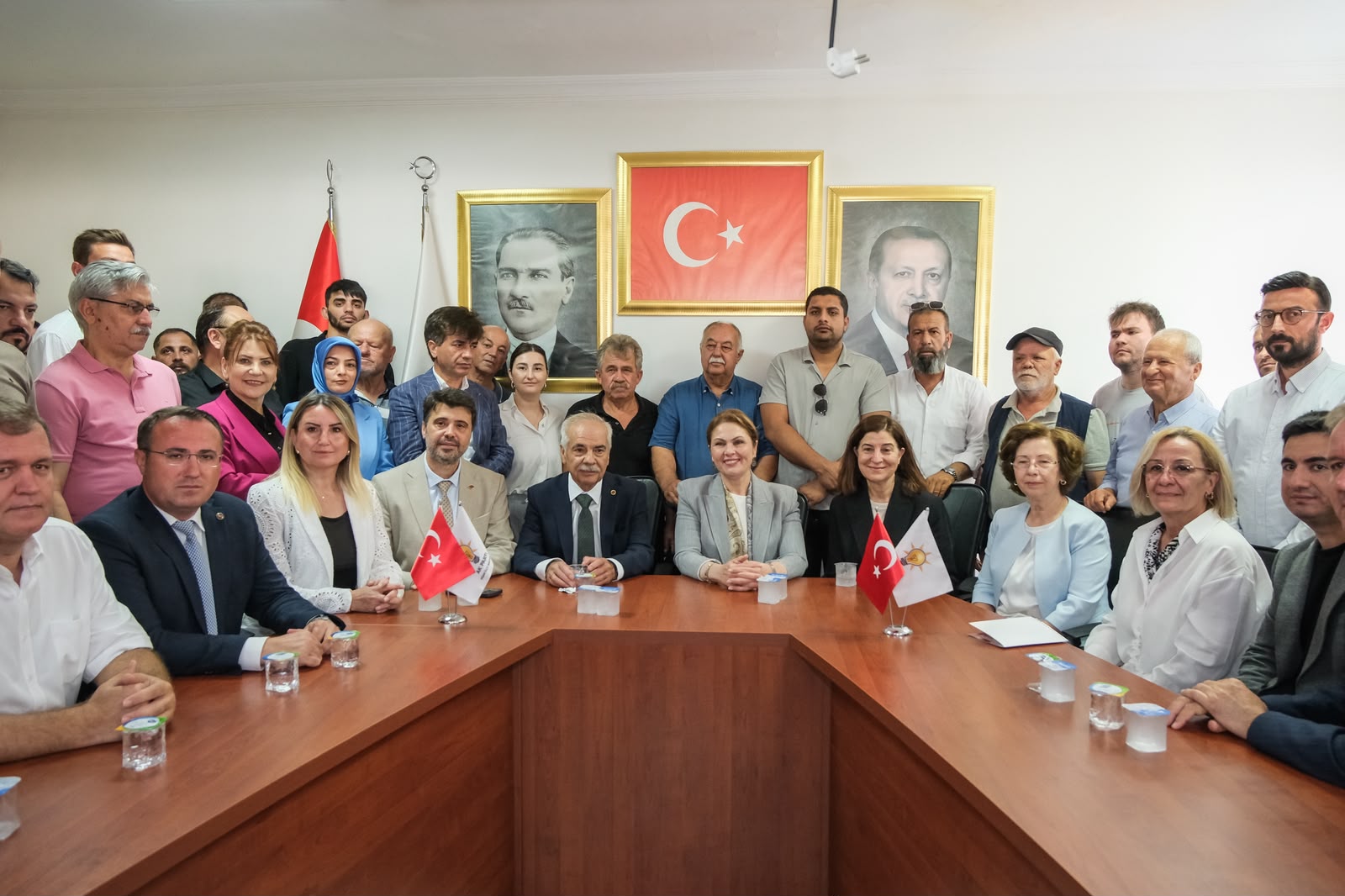 AK Parti Edirne İl Başkanı Belgin İba, Edirne Milletvekili Fatma Aksal, Keşan İlçe Başkanı Savaş Pekdemir ve AK Parti Edirne Teşkilatı, CHP’den istifa ederek AK Parti’ye katılan Keşan Belediye Başkanı Mehmet Özcan’a hayırlı olsun ziyaretinde bulundu.